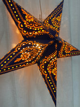Lade das Bild in den Galerie-Viewer, Sternleuchte Indien Paisley Design marine blau - gelb M-NEC-BL560
