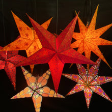 Lade das Bild in den Galerie-Viewer, Papierstern, Weihnachtsstern, Stern, Rot bestickt mit Gold, M-XM-R560